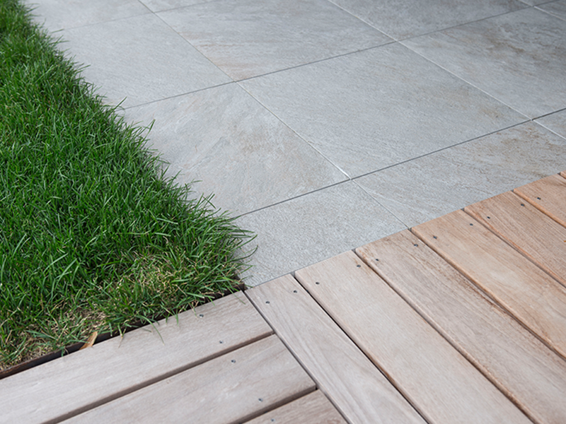 Holzterrasse mit Keramikplatten